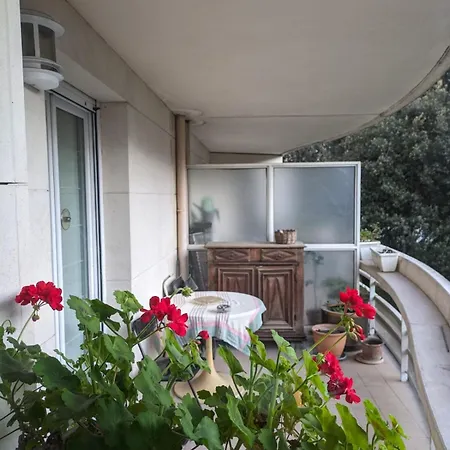 70 M With Terrace Near The Seine Париж