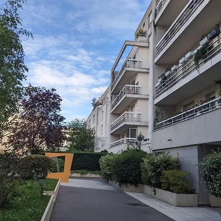 70 M With Terrace Near The Seine Париж