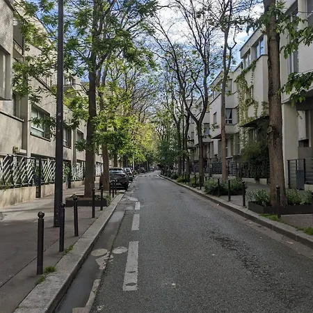 70 M With Terrace Near The Seine Париж
